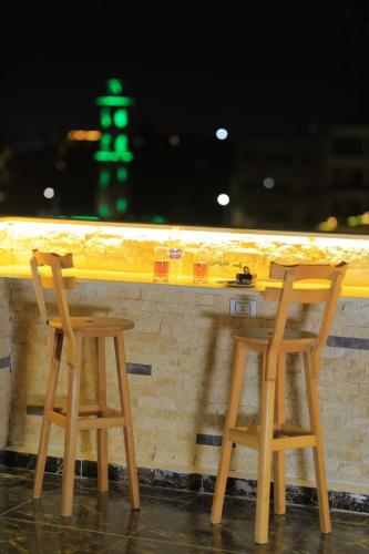 pyramids solar boat inn