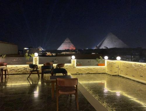 pyramids solar boat inn