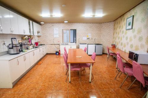Kitchen, JangwonLivingtel & Guest&nbsp;House in Daegu