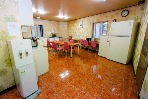 Kitchen, JangwonLivingtel & Guest&nbsp;House in Daegu