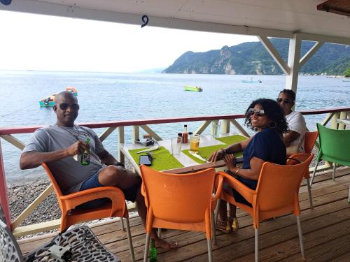 Зручності, Midway Cottage in Scotts Head Village