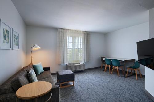 TownePlace Suites by Marriott College Station - image 10