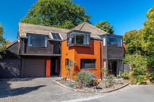 Fendalton Rose Garden Retreat Holiday Home