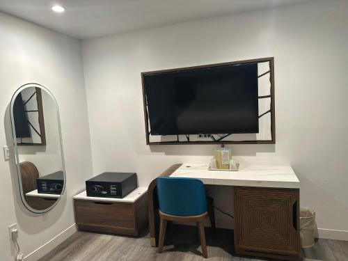 Standard Queen Room image 3
