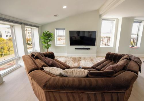 Huge Downtown Baltimore home with parking in Charles Village