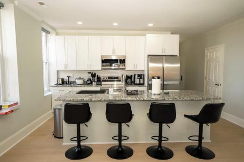 Huge Downtown Baltimore home with parking in Charles Village