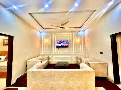 BNB-Royal Inn Chalet Family Appartment Karsaz-Gulshan-Airport - image 5