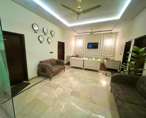 BNB-Royal Inn Chalet Family Appartment Karsaz-Gulshan-Airport - image 8