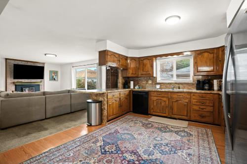 Charming Home Near Target and Parks 2 Bathrooms in อิงค์สเตอร์