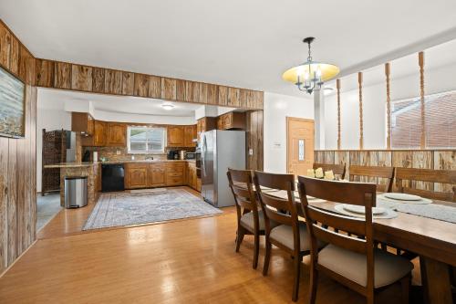 Charming Home Near Target and Parks 2 Bathrooms in อิงค์สเตอร์