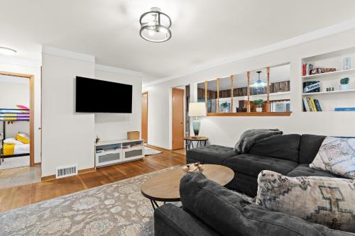 Charming Home Near Target and Parks 2 Bathrooms in อิงค์สเตอร์