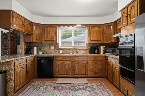 Charming Home Near Target and Parks 2 Bathrooms in อิงค์สเตอร์