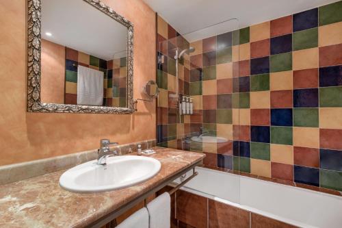 Standard Twin Room image 4