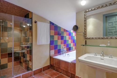 Superior King Room with Terrace image 5