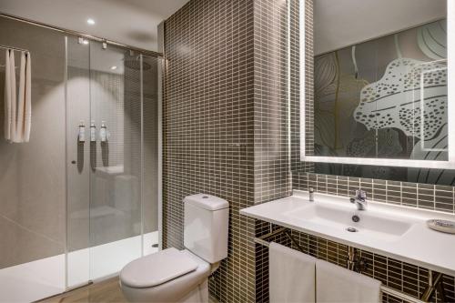 Standard Queen Room image 6
