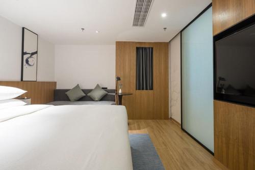 Standard Queen Room image 3