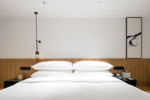 Standard Queen Room image 2