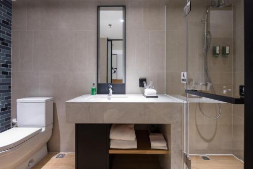 Standard Double Room image 3