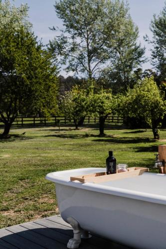 WAIRERE REST - High Country Couples Retreat - Outdoor Bath with Rural View in Macs Cove