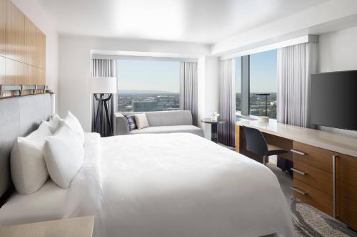 Executive King Room image 2