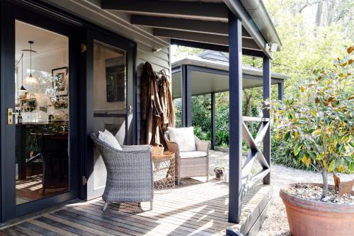 WAIRERE REST - High Country Couples Retreat - Outdoor Bath with Rural View in Macs Cove