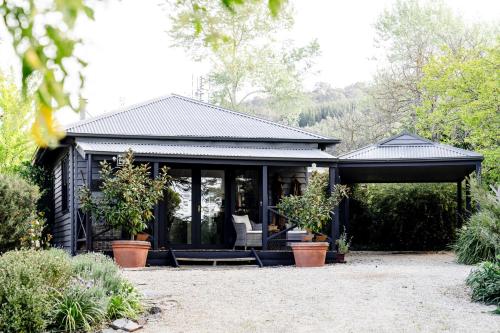 WAIRERE REST - High Country Couples Retreat - Outdoor Bath with Rural View in Macs Cove