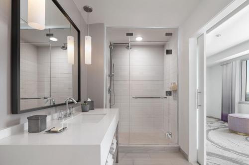 Junior King Suite image 3