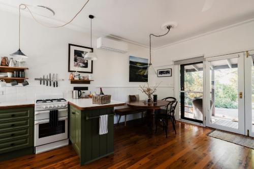 WAIRERE REST - High Country Couples Retreat - Outdoor Bath with Rural View in Macs Cove