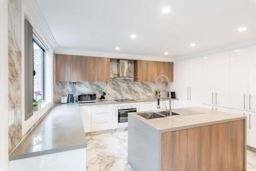 Luxe Double Ensuite Room - Centrally Located at Glenfield in South Western Sydney