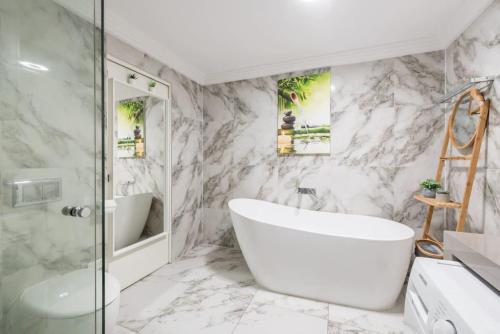 Luxe Double Ensuite Room - Centrally Located at Glenfield in South Western Sydney