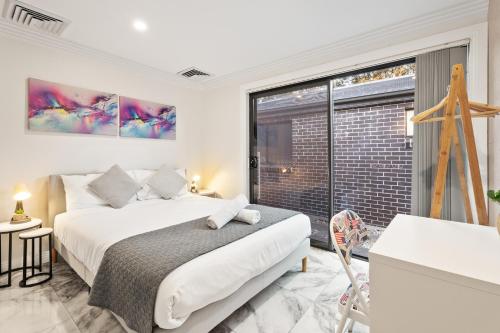 Quaint Double Room - Centrally Located at Glenfield - Shared Bathroom in جنوب سيدني الغربية