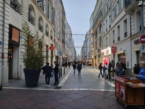 Appartement spacieux à Marseille - 90 m² avec vue sur la ville - image 3