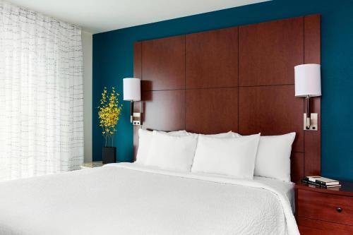 One-Bedroom Queen Suite with Two Queen Beds and Sofa Bed