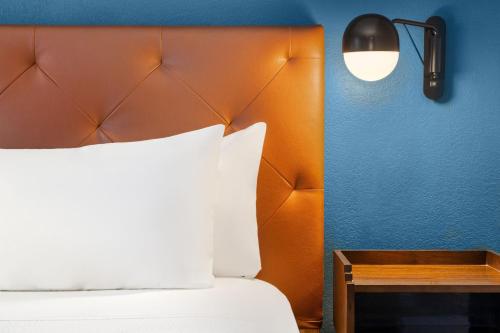2 queen beds, 1 sofa bed