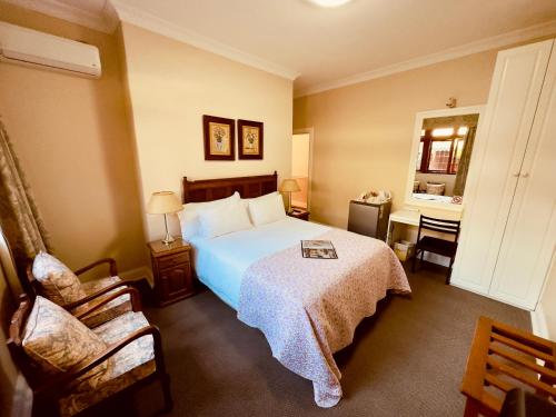 Deluxe Queen Room image 6