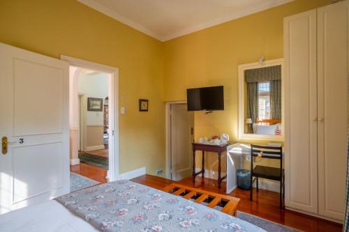 Deluxe Queen Room image 1