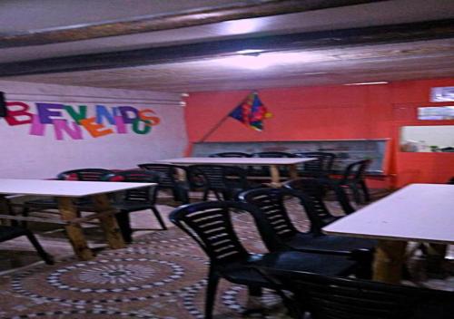 Restaurant, Hostel Mi Lugar near Rotonda Aeropuerto Park