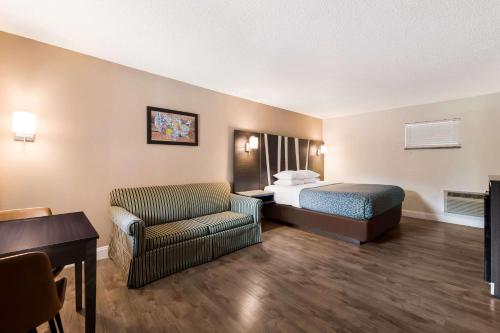 Econo Lodge Inn & Suites on the River - image 8