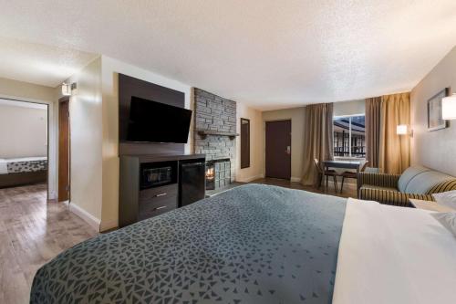 Econo Lodge Inn & Suites on the River - image 2