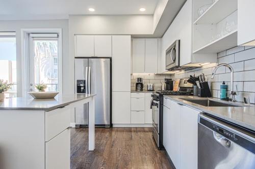 Modern 2BD 2BTH in Hollywood! in Los Angeles, USA