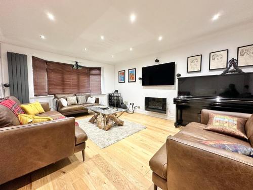 Tranquil Retreat Spacious 4-Bedroom Family Home near The New Inn