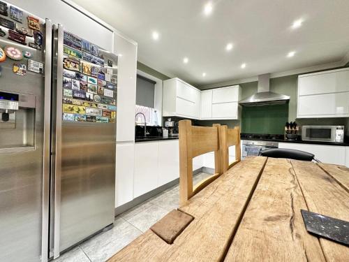 Tranquil Retreat Spacious 4-Bedroom Family Home near The New Inn
