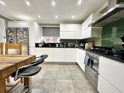 Tranquil Retreat Spacious 4-Bedroom Family Home near The New Inn