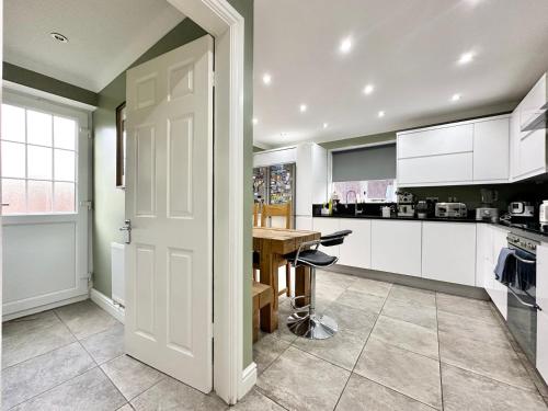 Tranquil Retreat Spacious 4-Bedroom Family Home near The New Inn