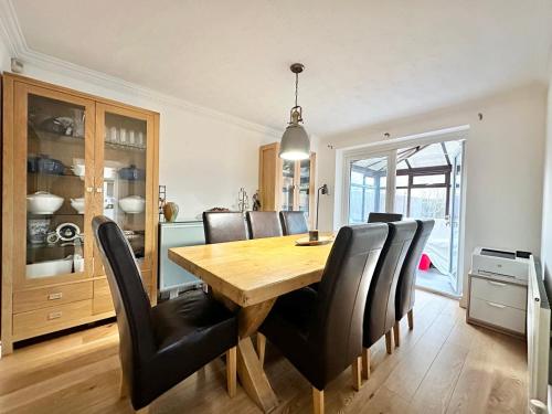 Tranquil Retreat Spacious 4-Bedroom Family Home near The New Inn