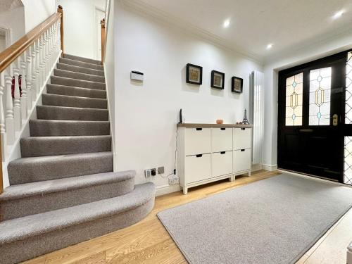 Tranquil Retreat Spacious 4-Bedroom Family Home near The New Inn
