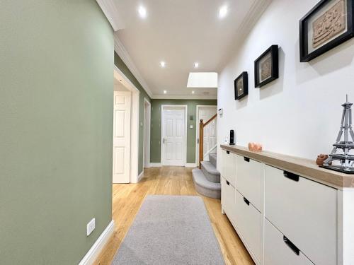 Tranquil Retreat Spacious 4-Bedroom Family Home near The New Inn