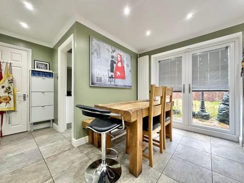 Tranquil Retreat Spacious 4-Bedroom Family Home near The New Inn