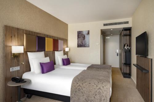 Superior Twin Room image 3