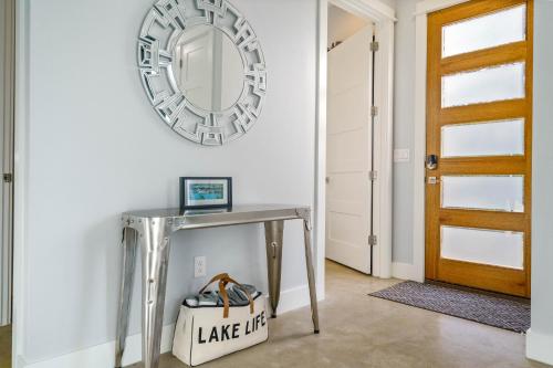 Austin Oasis Escape Walk to Lake and Near Boat Launch in Austin, USA